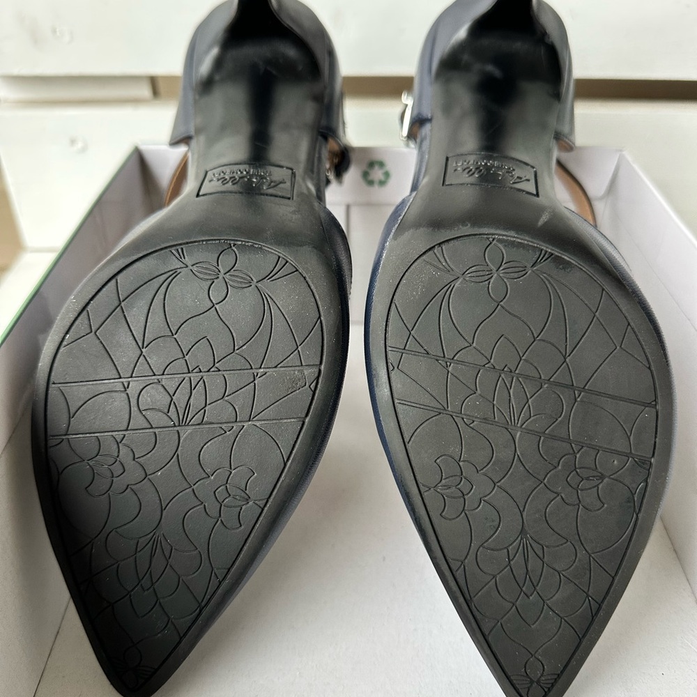 NIB Navy leather heels Abella size 9 - Picture 2 of 6